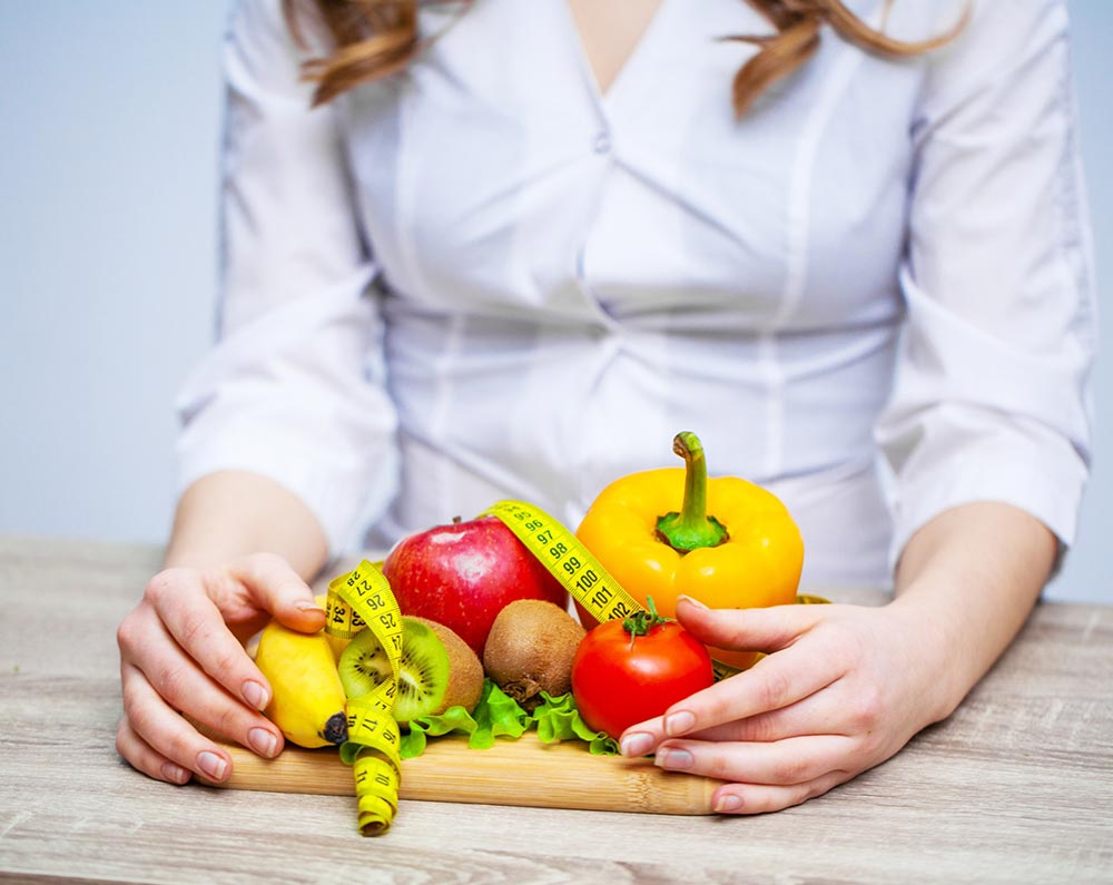 Chica con frutas